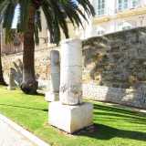 Sotto la muraglia del centro storico, sul lungomare Imperatore Augusto, si trova per� un'altra pietra miliare. Il monumento per� non � �barese�: � stato infatti traslato dalla sua collocazione originaria, ubicata nel territorio di Bitonto